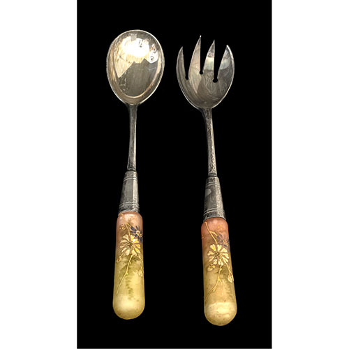 Sub.:10-On - Lote: 1007 -  Cuchara y tenedor de servir en metal plateado marca WMF con mango en cristal pintados con temas florales. Finales del siglo XIX.