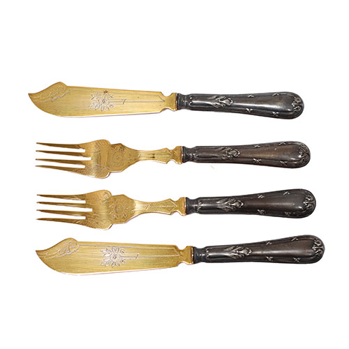 Sub.:10-On - Lote: 946 -  Juego formada por dos tenedores y dos cuchillos en metal plateado y dorado en su estuche original.