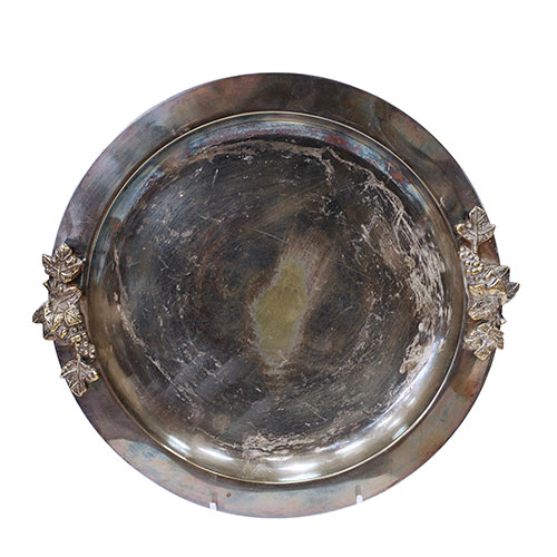 Sub.:10-On - Lote: 1039 -  Bandeja circular en metal plateado con decoracin floral.