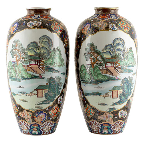 Sub.:10-On - Lote: 1197 -  Pareja de jarrones chinos en porcelana esmaltada con escenas costumbristas y motivos florales. Sello en la base.