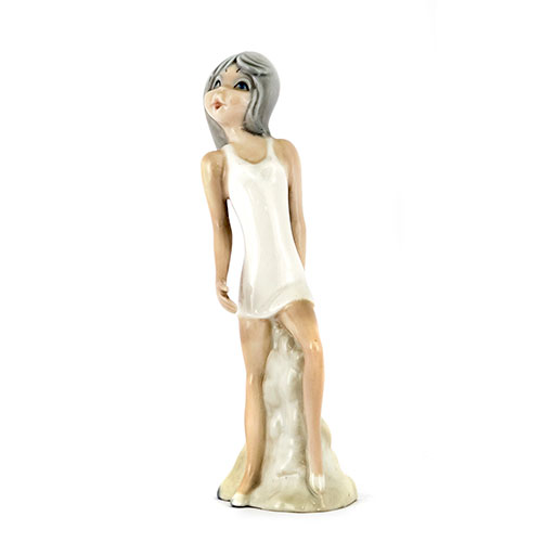 Sub.:10-On - Lote: 840 -  Figura femenina de pie con pelo gris sobre tronco de Tengra.
