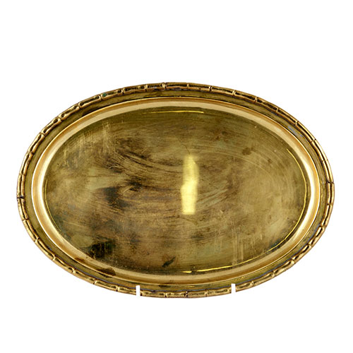 Sub.:10-On - Lote: 1004 -  Bandeja de metal ligeramente dorado de forma ovalada.