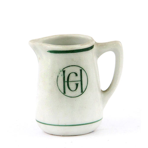 Sub.:10-On - Lote: 901 -  Pequea jarrita en porcelana blanca de Santa Clara con iniciales HG en color verde.