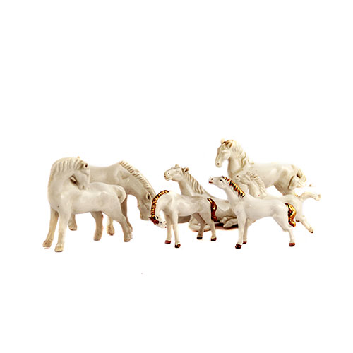 Sub.:10-On - Lote: 735 -  Lote de siete caballos en porcelana blanca con detalles dorados.