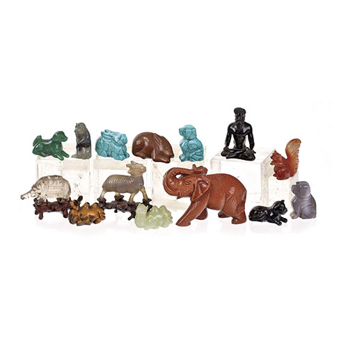Sub.:10-On - Lote: 1186 -  Lote de trece figuras de animales y una figura sedente tallados en diferentes materiales.