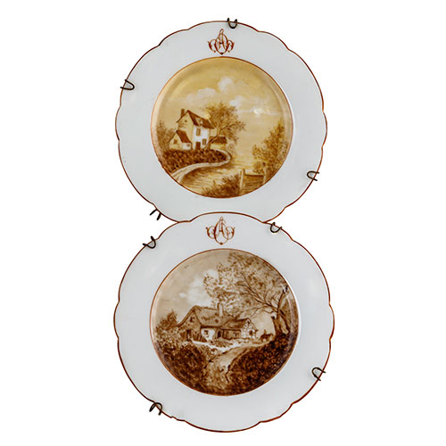 Sub.:10-On - Lote: 925 -  Dos platos de porcelana con paisajes pintados. Iniciales.