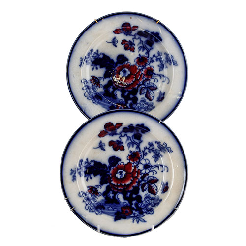 Sub.:10-On - Lote: 1194 -  Pareja de platos en cermica con decoracin floral policroma de corte oriental sobre fondo blanco.