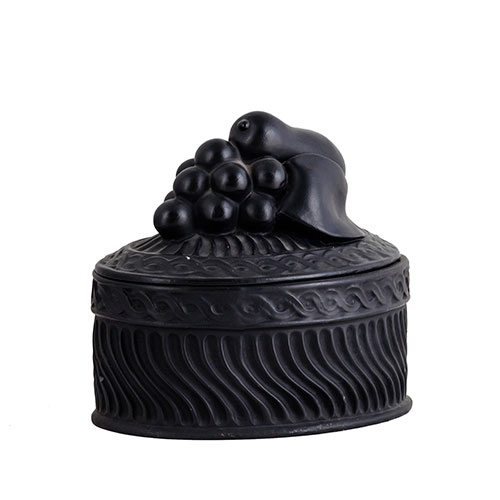 Sub.:10-On - Lote: 1195 -  Caja en resina negra con decoracin de frutas en el remate.