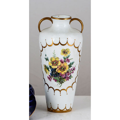 Sub.:10-On - Lote: 778 -  Jarrn decorativo en porcelana blanca con detalles en dorado y motivos florales