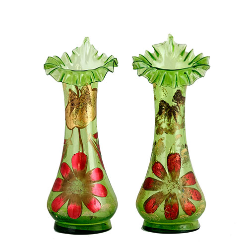 Sub.:10-On - Lote: 639 -  Pareja de floreros en vidrio de color verde decorado con motivos florales pintados a mano