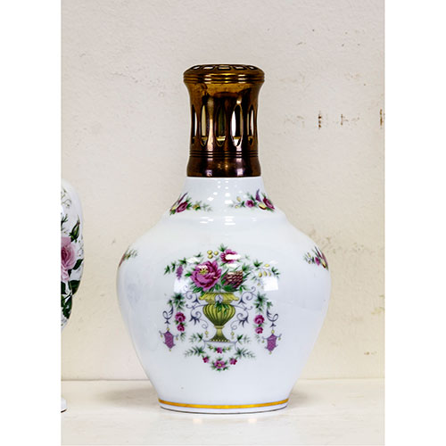 Sub.:10-On - Lote: 757 -  Perfumador en porcelana de Limoges con embocadura dorada y decoracin floral en el cuerpo inferior.