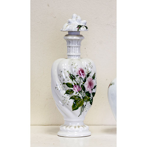 Sub.:10-On - Lote: 759 -  Frasco de perfume marca Porcela Halga (Francia) con cuello trabajado y decoracin floral polcroma en el cuerpo inferior.
