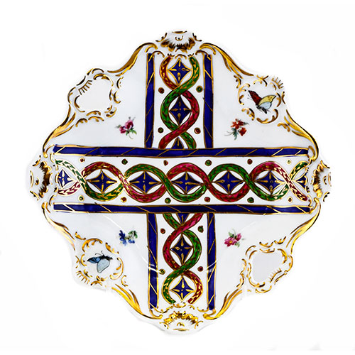 Sub.:10-On - Lote: 782 -  Bandeja en porcelana esmaltada con grecas geomtricas entrelazadas, de borde alabeado con motivos de mariposas y ribetes dorados.