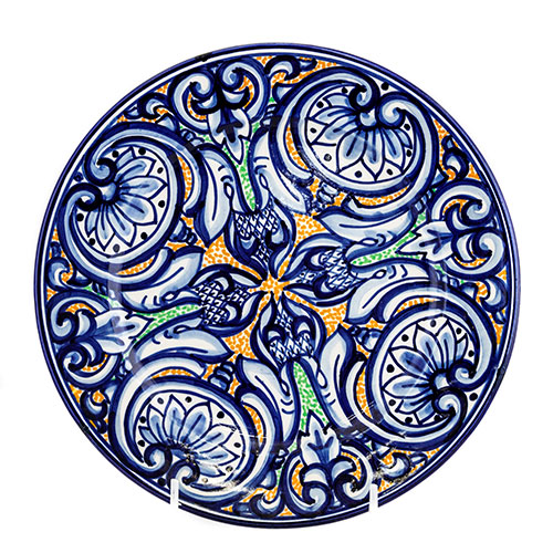Sub.:10-On - Lote: 514 -  Plato decorativo en cermica esmaltada y vidriada con motivos vegetales y florales polcromos en azul, verde y amarillo.