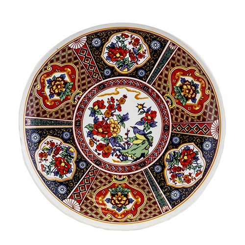 Sub.:10-On - Lote: 789 -  Plato en porcelana esmaltada con decoracin de corte orientalista, y ala compartimentada con grecas geomtricas y composiciones florales en cartuchos.