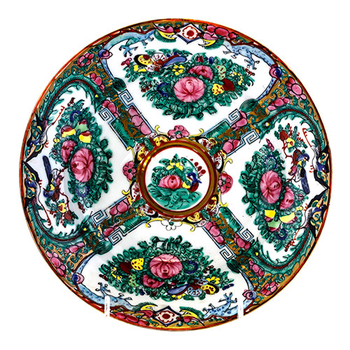 Sub.:10-On - Lote: 790 -  Plato en porcelana oriental con escenas zoomorfas y florales compartimentadas en el ala.