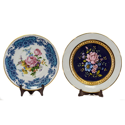 Sub.:10-On - Lote: 825 -  Lote de dos platos en porcelana esmaltada con decoracin floral de rosa en su centro.