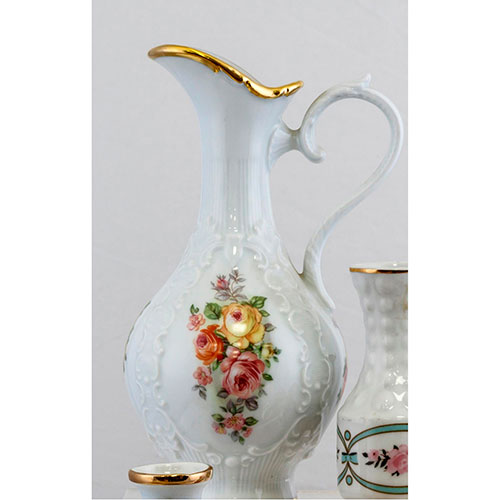 Sub.:10-On - Lote: 838 -  Gran jarrn en porcelana con grecas volumtricas y guirnalda floral central