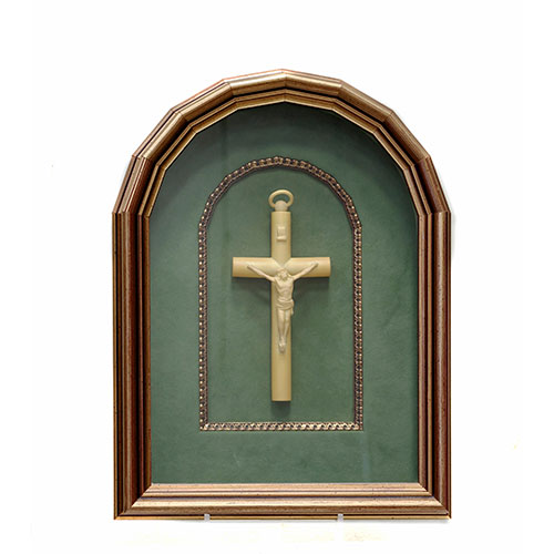 Sub.:10-On - Lote: 1136 -  Cristo en celuloide enmarcado sobre fondo de terciopelo verde en dos nichos. Con marco moderno afacetado.