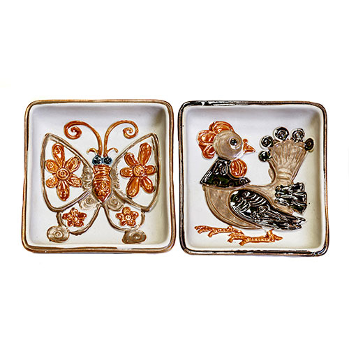 Sub.:10-On - Lote: 547 -  Lote de dos platos cuadrados en cermica esmaltada con representaciones centrales de gallo y mariposa.