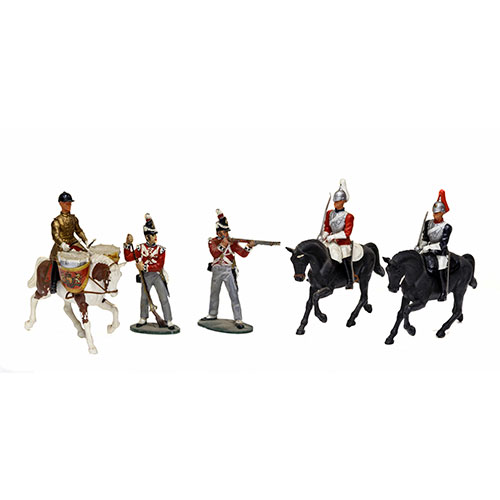 Sub.:10-On - Lote: 1109 -  Lote de cinco soldados de distintas procedencias y contextos, tres a caballo, dos de infantera y portador de tambores y estandartes. En plstico.