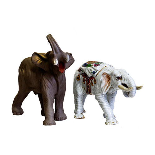 Sub.:10-On - Lote: 885 -  Lote de dos elefantes en porcelana esmaltada y cermica policromada.