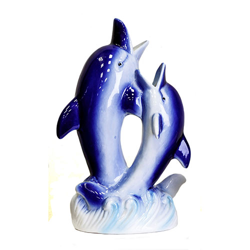 Sub.:10-On - Lote: 907 -  Figura en porcelana esmaltada de dos delfines saltando.