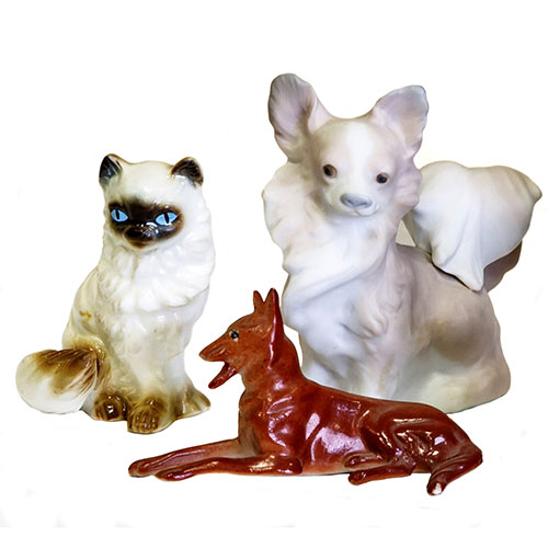 Sub.:10-On - Lote: 914 -  Lote de dos perros y un gato en porcelana esmaltada y biscuit.
