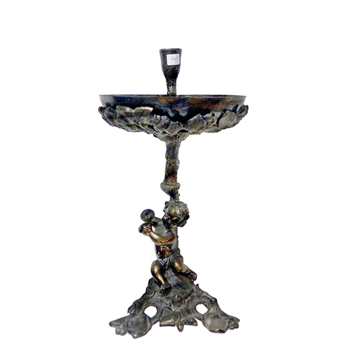 Sub.:10 - Lote: 506 -  Gran candelero en bronce con decoracin de cupido en el vstago.