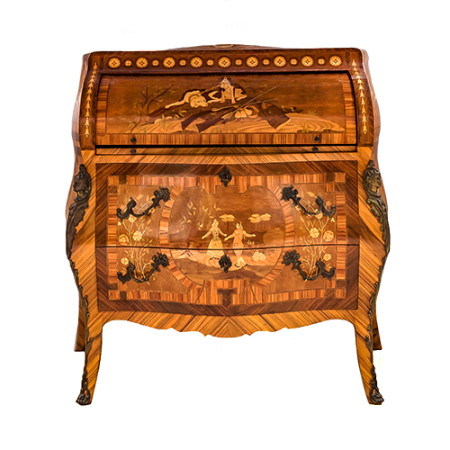 Sub.:10 - Lote: 1465 -  Cmoda escritorio de cilindro. Con escenas en marquetera de palorrosa, palosanto y limoncillo, de corte goyesco y aplicaciones en bronce. Ebanista Santamara. 