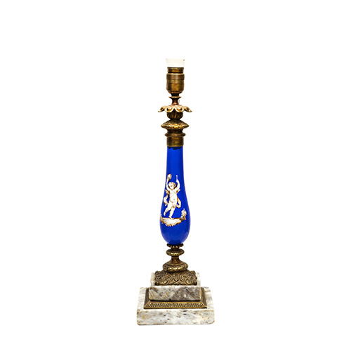 Sub.:10 - Lote: 1422 -  Lmpara de mesa con base de mrmol y bronce y fuste de porcelana pintada con motivo de angelote. 