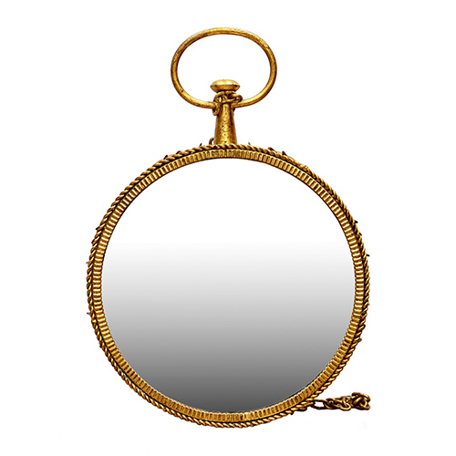 Sub.:10 - Lote: 1621 -  Espejo de pared en hierro dorado simulando reloj de bolsillo.