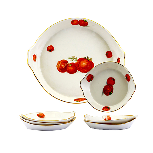 Sub.:10 - Lote: 1268 -  Juego de merienda en porcelana. Con motivos de tomates y ribetes dorados. Consta de seis servicios y una bandeja. En perfecto estado. s. XX.