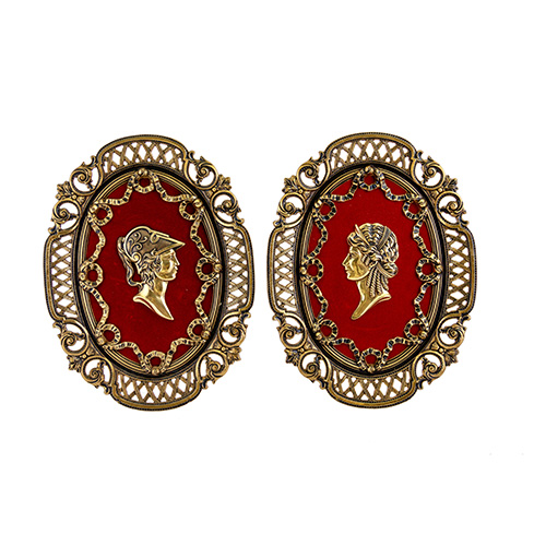 Sub.:10 - Lote: 1571 -  Pareja de medallones ovales en bronce dorado con efigies de personajes neoclsicos sobre fondo de terciopelo rojo. Ala exterior calada.