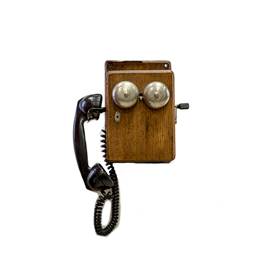 Sub.:10 - Lote: 1494 -  Antiguo telfono de pared con timbre metlico, caja de madera y manivela lateral. Primera mitad del s. XX.