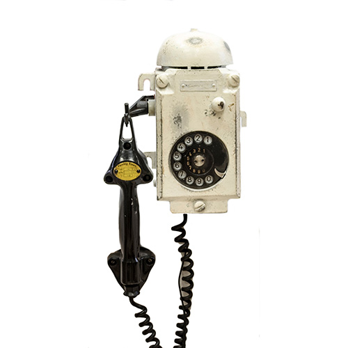 Sub.:10 - Lote: 1493 -  Antiguo telfono de mina de carbn. En hierro patinado en blanco, con llamador original y cable de lnea.