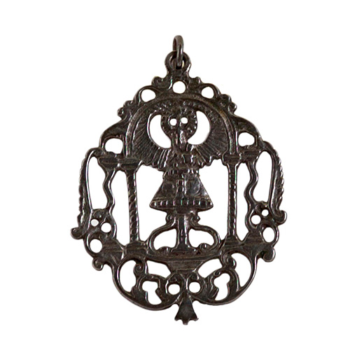 Sub.:10 - Lote: 1556 -  Colgante en plata de la Virgen del Pilar.