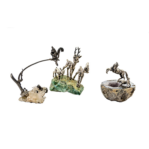 Sub.:10 - Lote: 1550 -  Lote de tres pisapapeles con figuras de animales en plata sobre geodas. Ciervos, Caballo y perro, y ardilla encaramada a un rbol. 