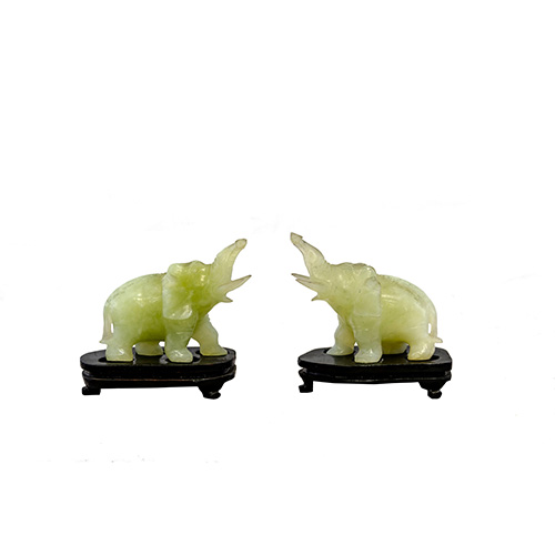 Sub.:10 - Lote: 1435 -  Pareja de elefantes tallados en jade. Sobre peanas de madera. Uno con pequeo pelo.
