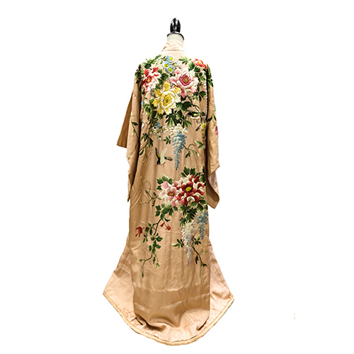 Sub.:10 - Lote: 1667 -  Kimono Filipino en seda rosa con profusa decoracin bordada a base de motivos florales y aves.