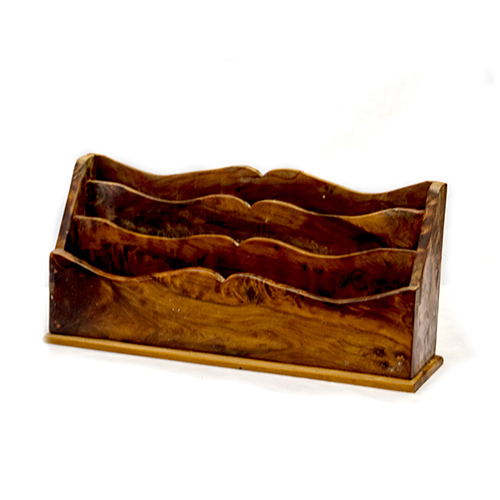 Sub.:10 - Lote: 1284 -  Clasificador de cartas en madera tallada, de tres compartimentos.