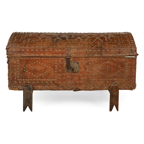 Sub.:10 - Lote: 1499 -  Arcn con alma de madera forrado de cuero y tachuelas, S. XVIII. Tapa con inscripcin 