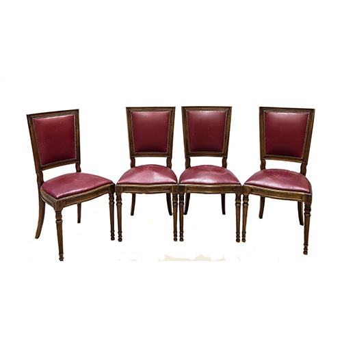 Sub.:10 - Lote: 1564 -  Cuatro sillas en madera de roble estilo Luis XVI con asiento y respaldo tapizados en cuero rojo.