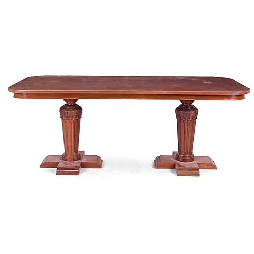 Sub.:10 - Lote: 1296 -  Mesa de comedor en madera patinada sobre doble fuste tallado con hojas de acanto. Desperfectos.