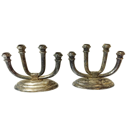 Sub.:10 - Lote: 1536 -  Pareja de candelabros de cuatro luces antiguos en metal plateado.