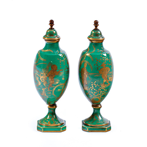 Sub.:10 - Lote: 547 -  Pareja de jarrones en porcelana esmaltada verde con decoracin chinesca en dorado. Un jarrn con desperfectos en la base.