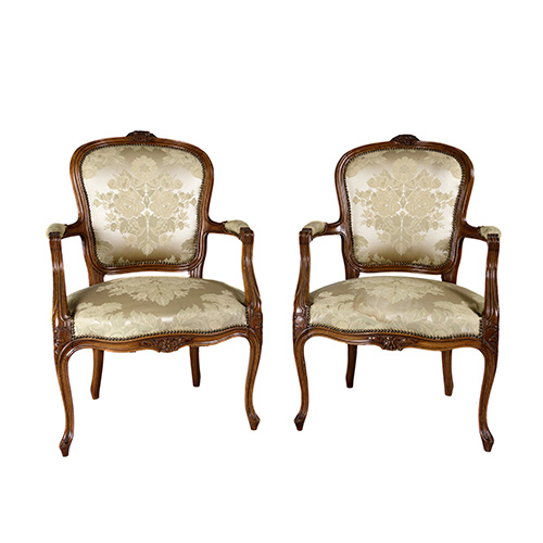 Sub.:10 - Lote: 1635 -  Pequeo tresillo estilo Luis XV. Integran el lote 2 sillas, 2 butacas y canap en madera tallada con tapicera en perfecto estado.