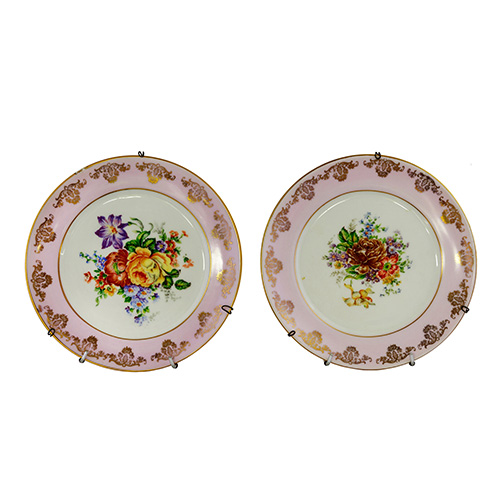 Sub.:10 - Lote: 1516 -  Dos platos de porcelana de Bidasoa con ala rosa, decoracin dorada y motivos florales. s. XX.