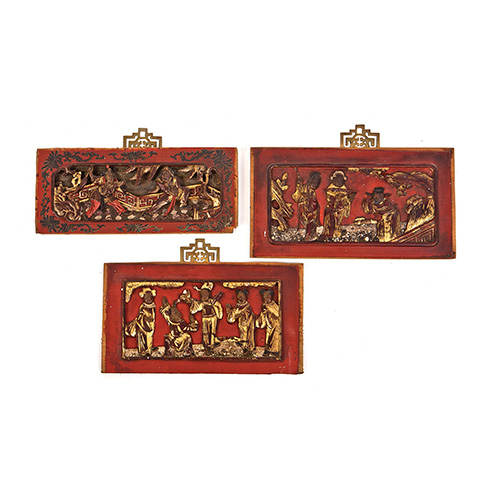 Sub.:10 - Lote: 1443 -  Lote de tres paneles chinos en madera lacada en rojo y dorado con escenas con personajes, principios S. XX.