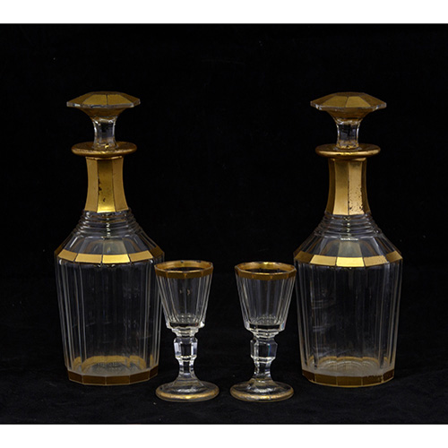 Sub.:10 - Lote: 1614 -  Lote de dos licoreras en cristal con detalles dorados y cuerpo afacetado. Y dos copitas de similares caractersticas.